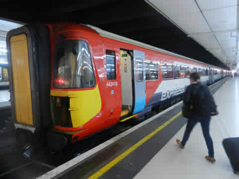 Tren Gatwick Express en la estacion London Victoria