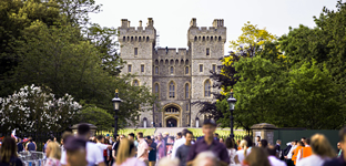 Transfer tour of Windsor Castle between London hotels and Heathrow or Gatwick airports.