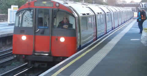 Metro de Londres que va a Heathrow