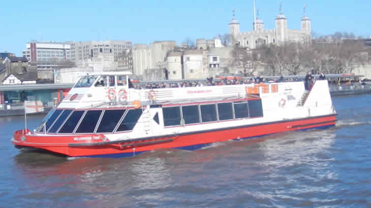 Crucero de City Cruises frente a la Torre de Londres