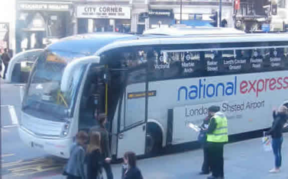 Bus National Express de Stansted en la estacion Liverpool Street