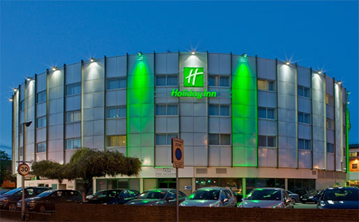 Holiday Inn Heathrow Ariel Hotel with parking at night