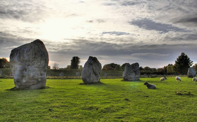 Avebury henge with Stonehnge on day tour from London