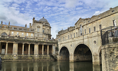 Bath Pulteney Bridge on private tour with Stonehenge from London