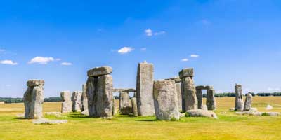 Transfer tour of Stonehenge between London hotels and Heathrow or Gatwick airports