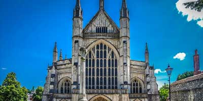 Transfer tour of Winchester between London hotels and Heathrow or Gatwick airports