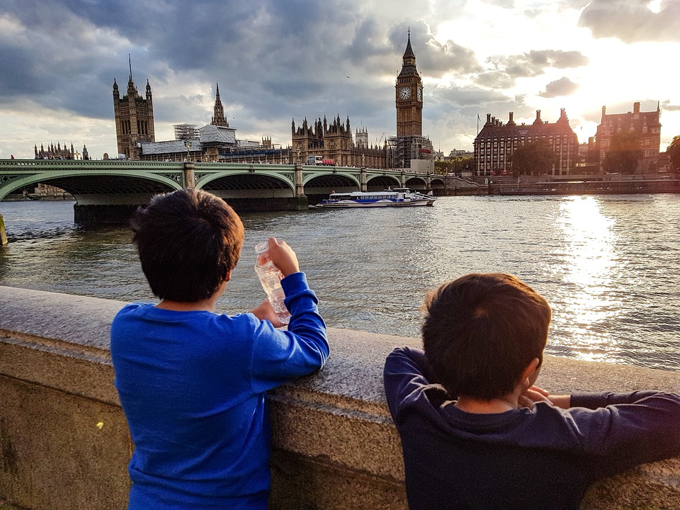 Kids looking over Thames