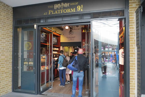 Kings Cross Station London,  Harry Potter Shop, Platform 9 3/4