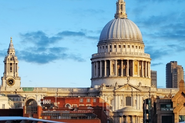 Luxury tour bus on fully guided tour of London with Thames River Cruise - St Paul's Cathedral