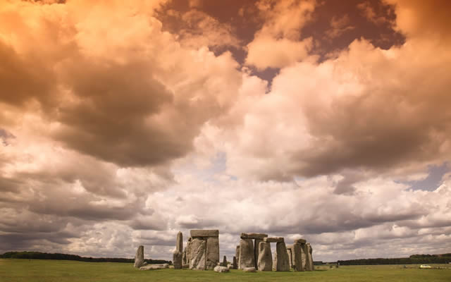 Special Inner Access at Stonehenge at Sunset from London with Golden Tours