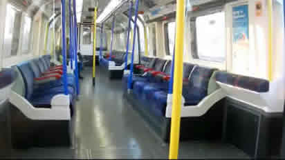 Interior: vagón del tren de metro de la Piccadilly Line