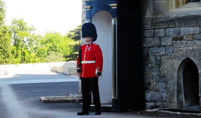 guard outside windsor castle