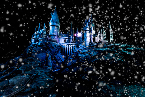 harry-potter-hogwarts-in-the-snow-at-christmas