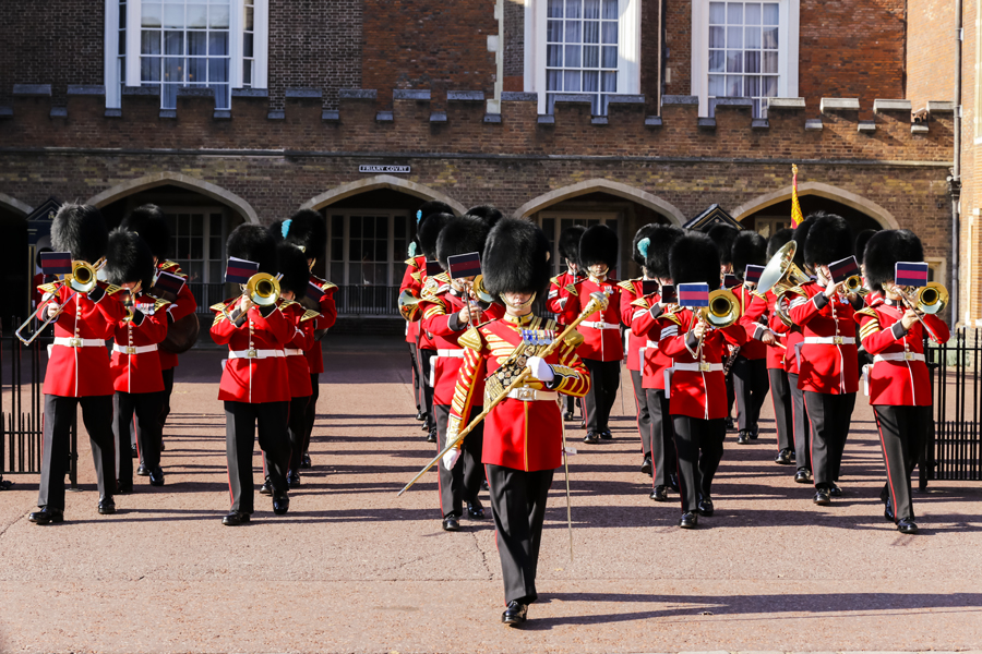 vintage bus tour london changing of guards