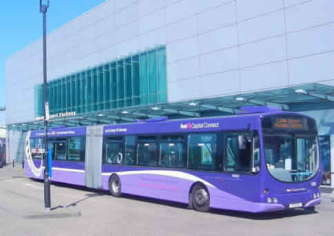 Bus lanzadera del aeropuerto de Luton afuera  de la estacion Luton Parkway