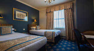london lodge hotel