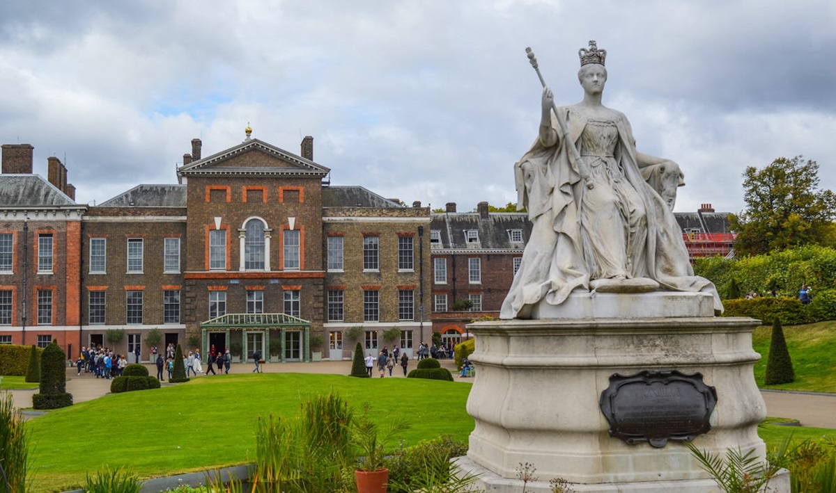 Kensington Palace with statue