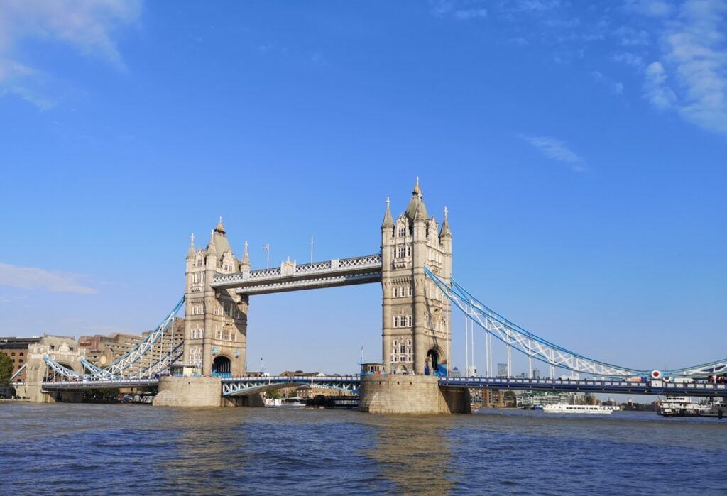 Panoramic of London bridge with blue sky