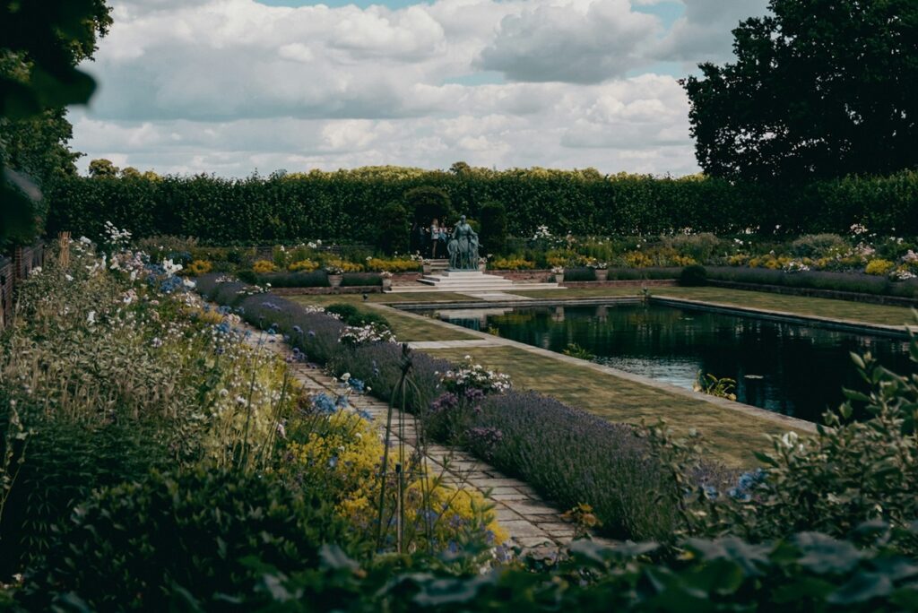 The sunken garden with statue of Princess Dianna