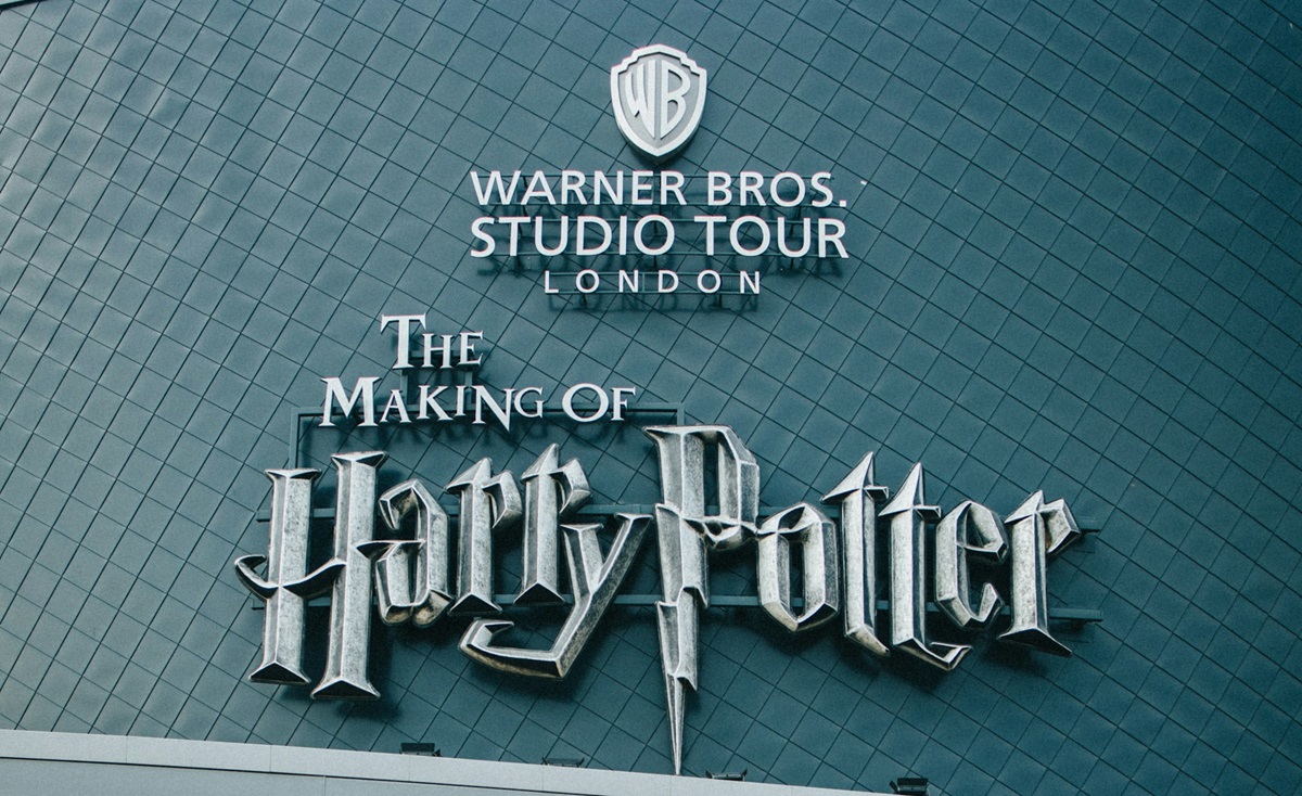 The making of Harry Potter Studios signage