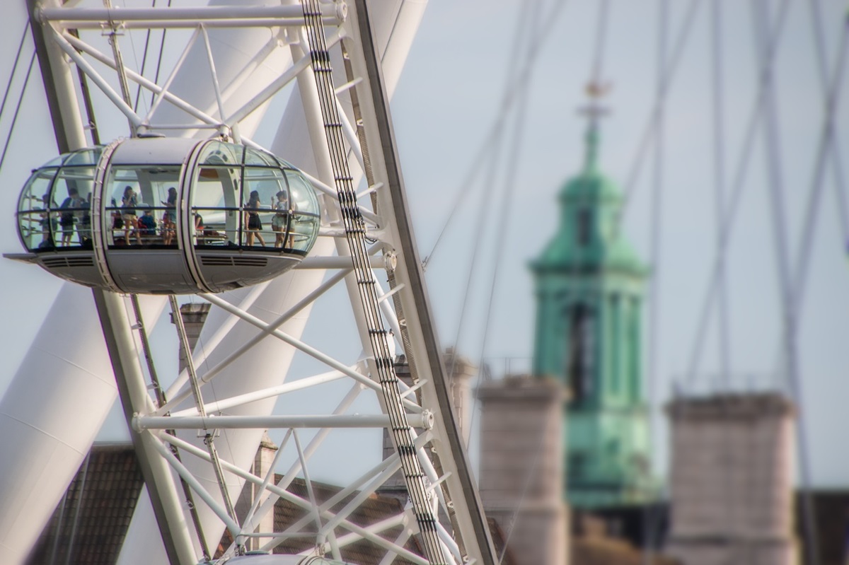 Ferris wheel with pod