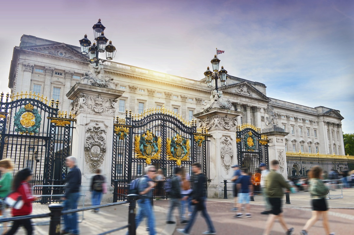 Gates outside Buckingham Palace