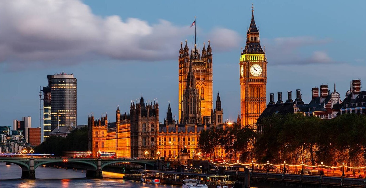 View of Westminster Bridge and Big Ben at dusk