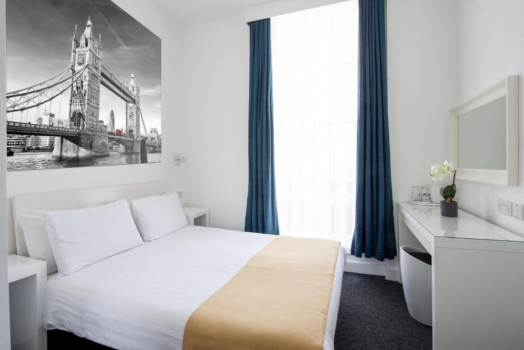 Typical bedroom at the Hotel Meridiana Camden