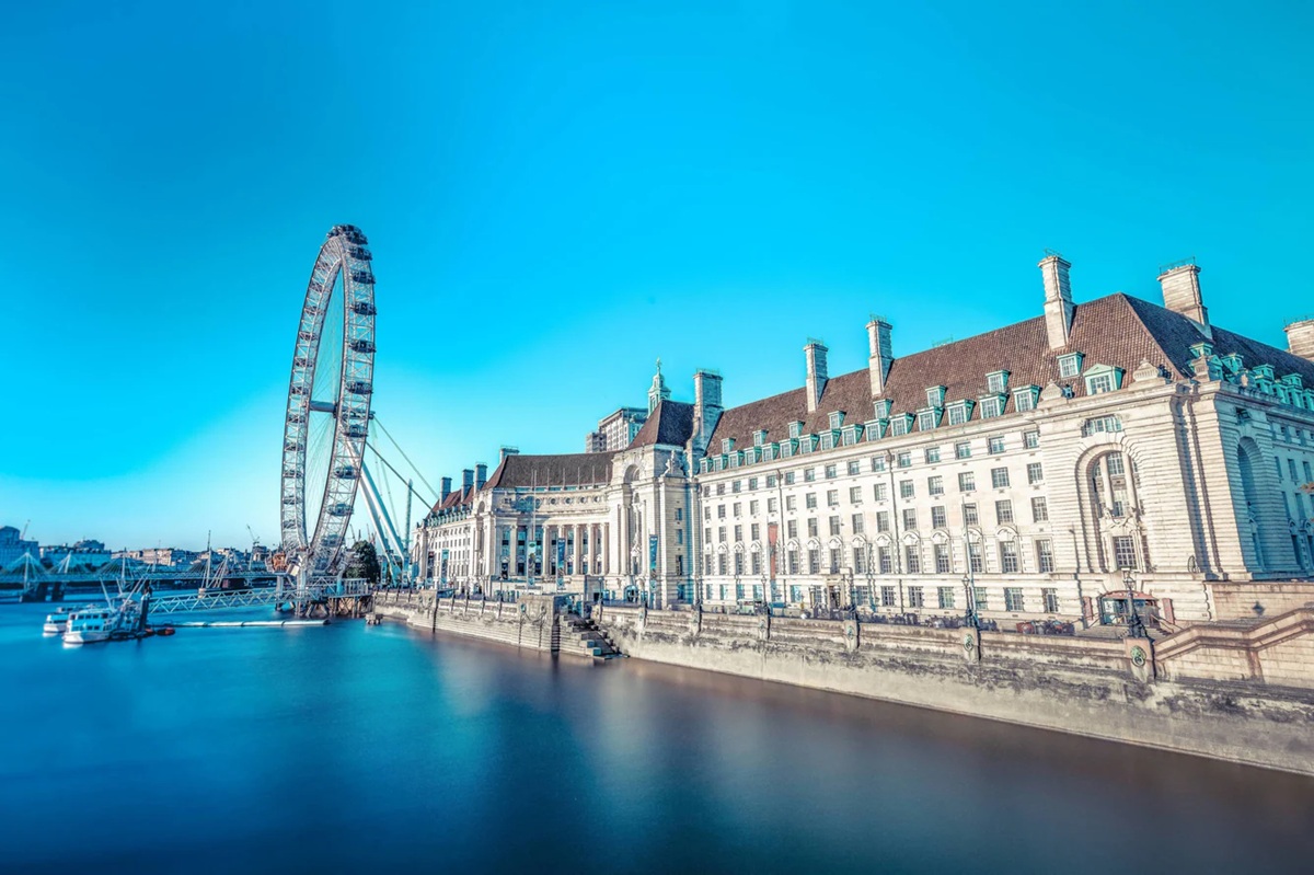 External view of the London Marriott County Hall on the River Thames