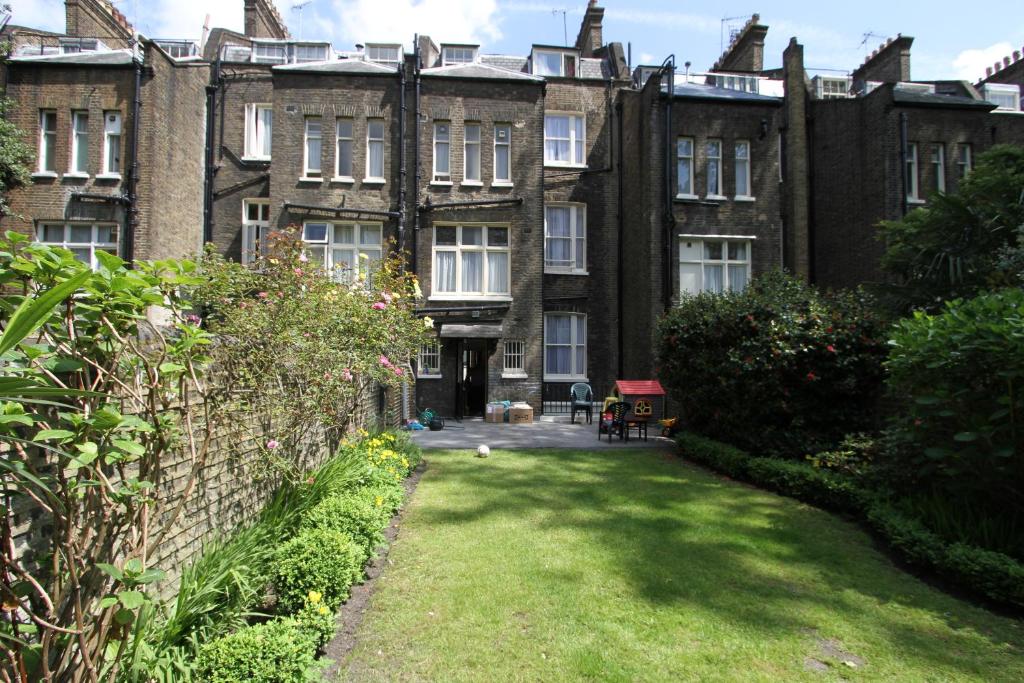 Garden view of the Ridgemount Hotel Camden