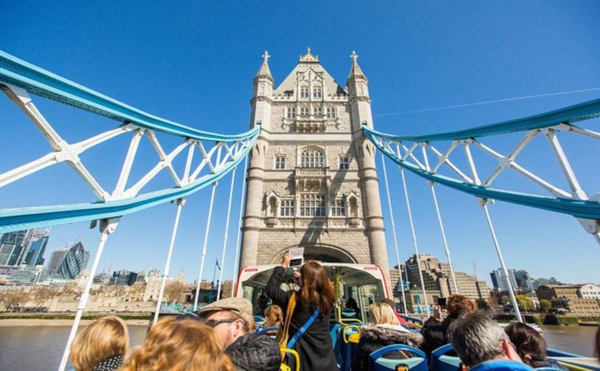 Sightseeing over Tower Bridge on a Tootbus