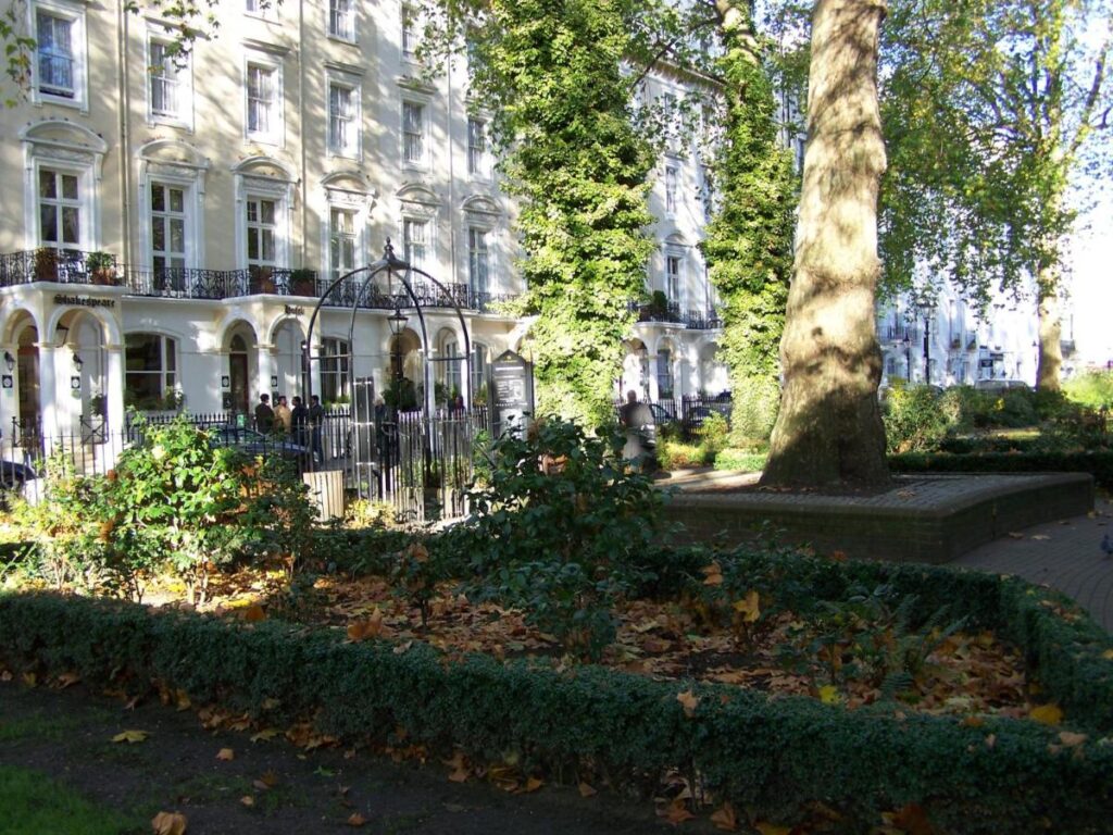 External view with garden of Tony's House hotel