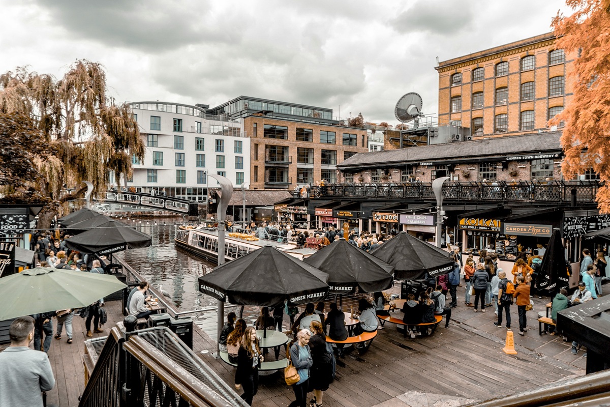 Market stalls and eateries by the lock