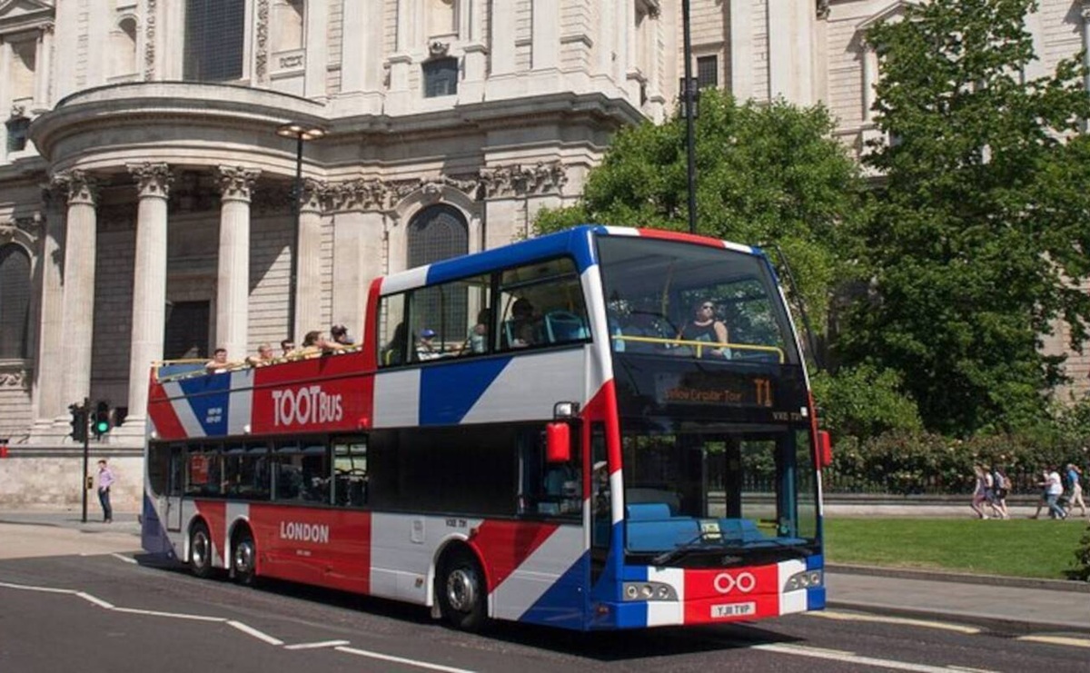 Tootbus Hop-on Hop-off on yellow tour