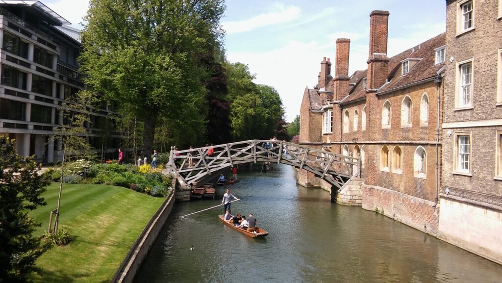 Mathematical Bridge spanning Queens' college